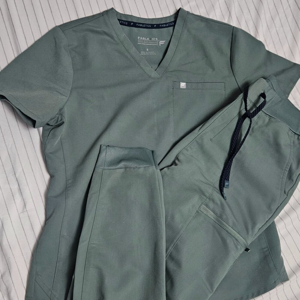 Fabletics set Green(kind of like sage)💚 😍